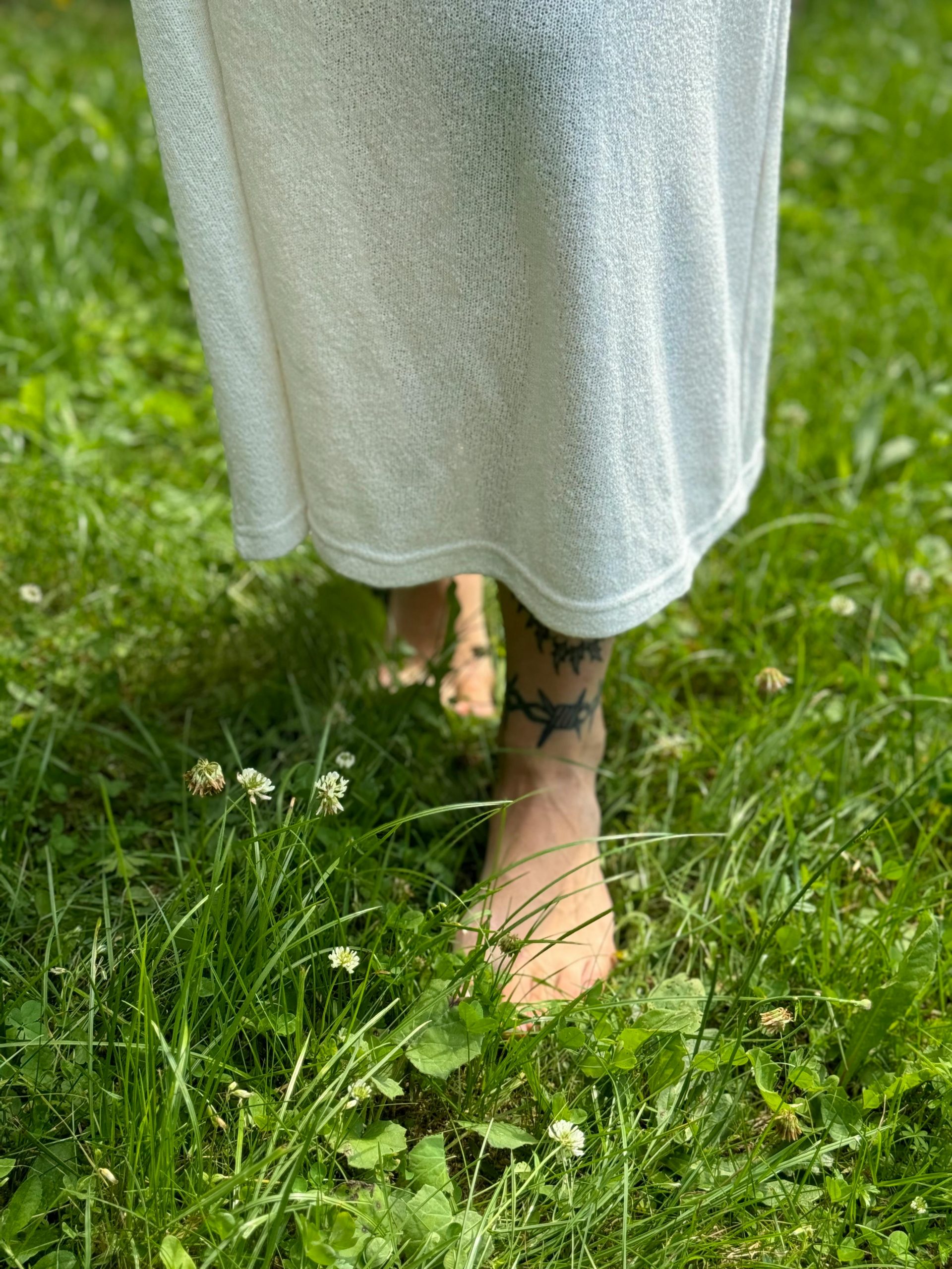 Grounding: Beneficios de Caminar Descalzo sobre la Tierra